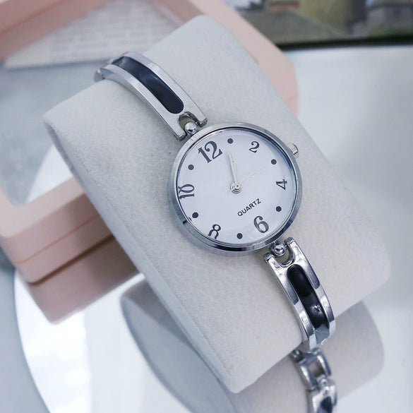 Ladies Alloy Quartz Bracelet Watch With Round Dial Fashion Style