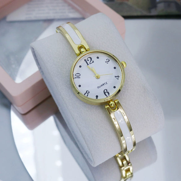Ladies Alloy Quartz Bracelet Watch With Round Dial Fashion Style