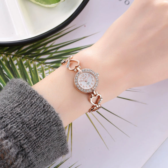 Ladies Alloy Quartz Watch With Peach Heart Bracelet Leisure Style