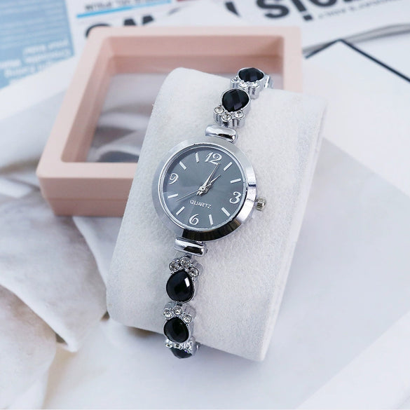 Ladies Alloy Round Dial Fashion Cat's Claw Diamond Bracelet Watch