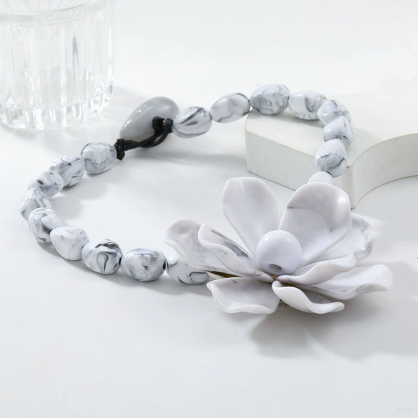 Ladies Bead Chain Necklace With Exaggerated Big Flower Pendant Acrylic Material Geometric Pattern Polishing Treatment
