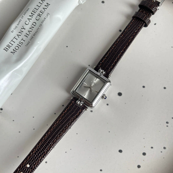 Ladies Luxury Retro Fashion Oval Dial Leather Band Metal Case Watch
