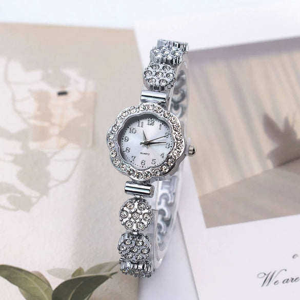 Ladies Luxury Rhinestone Alloy Wristwatch Round Dial Fashion Temperament Bracelet Watch