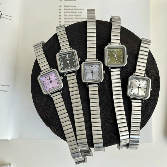 Ladies Retro Quartz Watch Alloy Case Gold Buckle Round Dial
