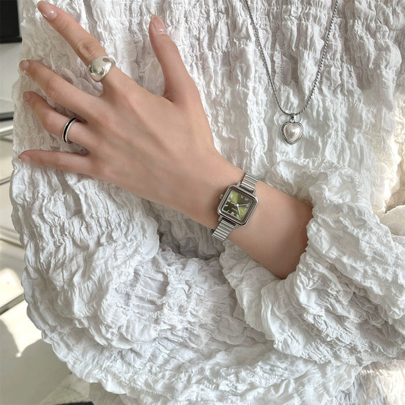 Ladies Retro Quartz Watch Alloy Case Gold Buckle Round Dial
