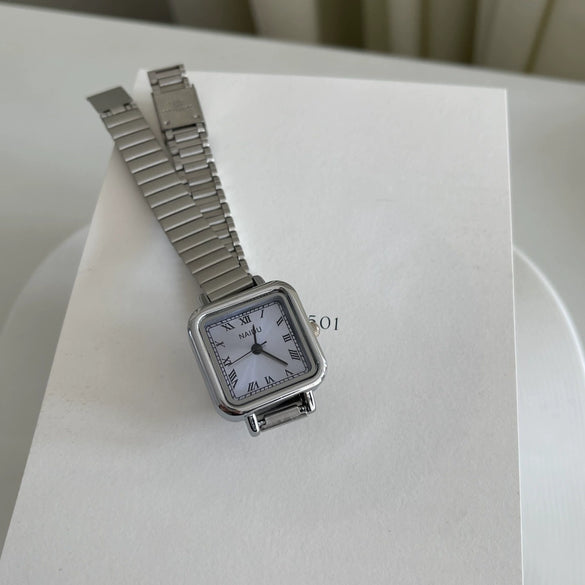Ladies Retro Quartz Watch Alloy Case Gold Buckle Round Dial