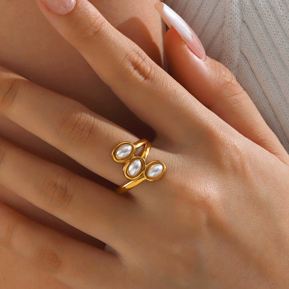 Ladies Retro Style Stainless Steel And Pearl Inlaid Geometric Ring With Electroplating