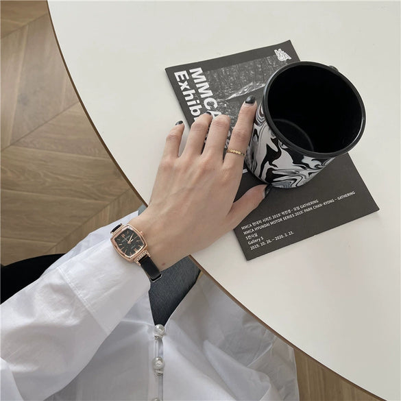 Ladies Small Wine Barrel Retro Quartz Waterproof Watch Alloy Case Ordinary Glass Mirror Leisure Style