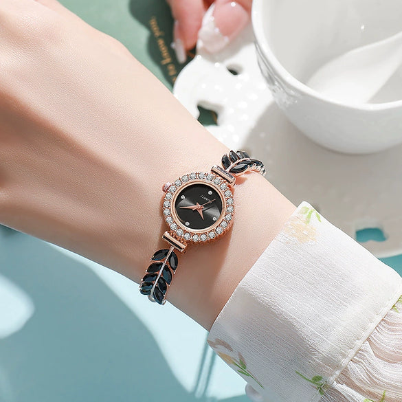 Ladies Watch Alloy Case Plastic Strap Round Dial Fashion