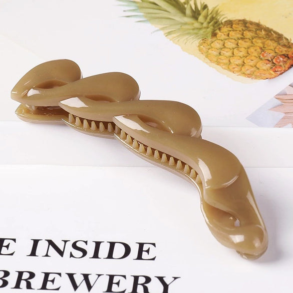 Large Hollow Twisted Resin Claw Hair Clip For Women Long Ponytail Grip With Glossy Painted Finish