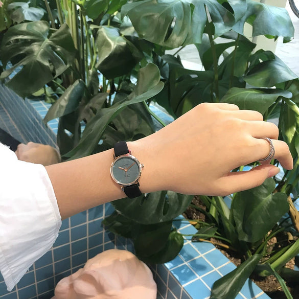 Leisure Retro Round Quartz Women's Watch With Alloy Case Imitation Leather Strap And Stainless Steel Clasp
