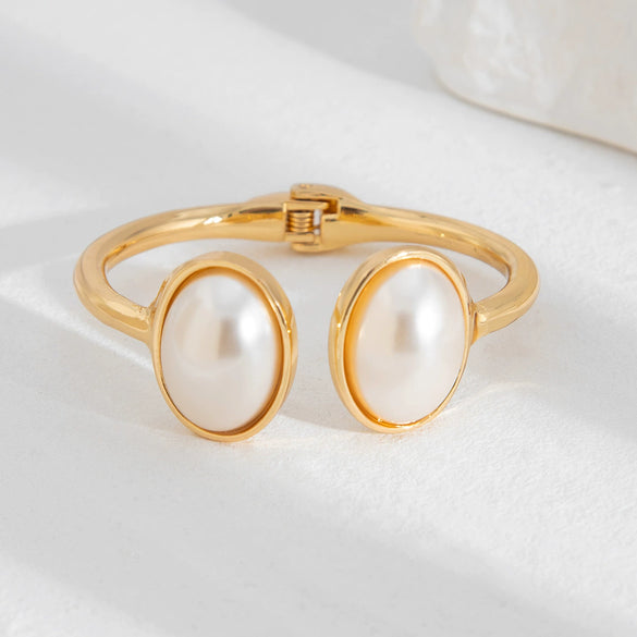 Leisure Style Pearl And Alloy Open Trim Oval Bracelet With Electroplating