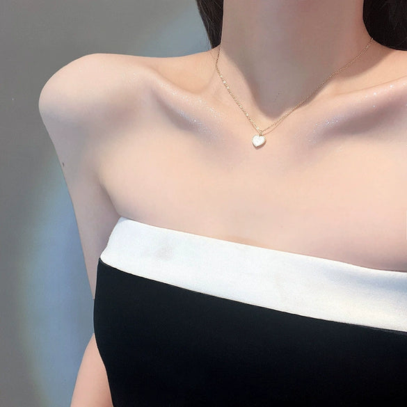 Light Luxury Fashion Love Heart Titanium Steel Necklace Women's Niche Choker Clavicle Chain With Gold Inlaid