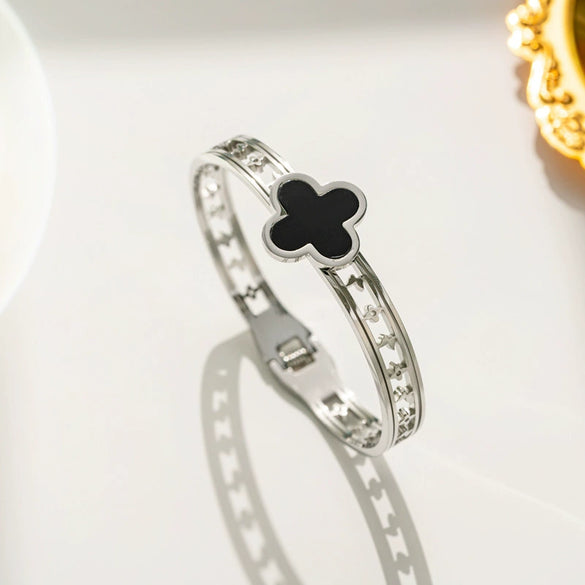Light Luxury Stainless Steel And Titanium Steel Fritillary Hollow Lucky Clover Spring Bracelet For Women With Electroplating