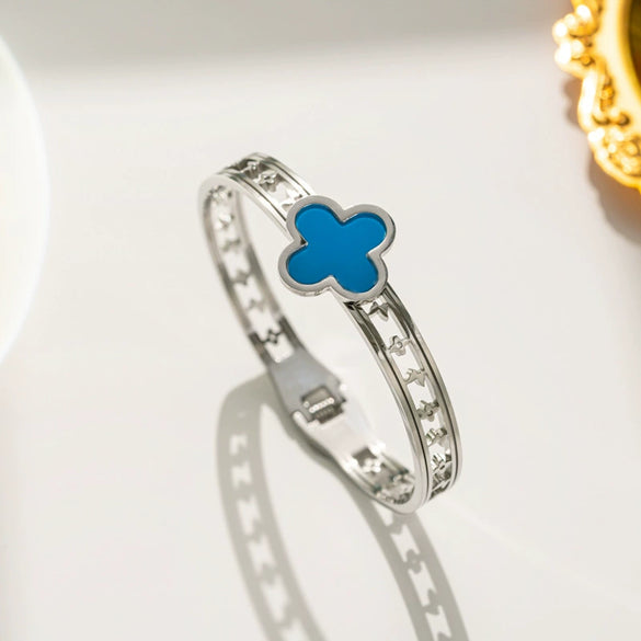 Light Luxury Stainless Steel And Titanium Steel Fritillary Hollow Lucky Clover Spring Bracelet For Women With Electroplating