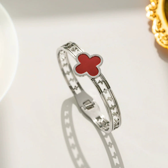 Light Luxury Stainless Steel And Titanium Steel Fritillary Hollow Lucky Clover Spring Bracelet For Women With Electroplating