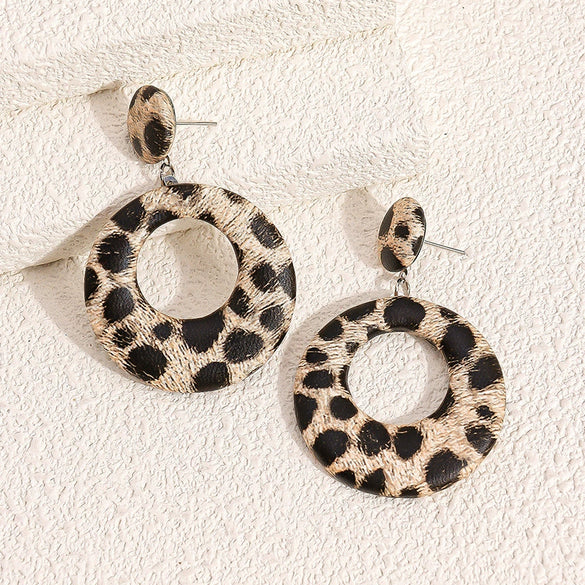 Metal Geometric Hoop Earrings Set In Round And Oval Shapes Small Fixed Earlobe Design Versatile Unisex Jewelry With Fine Craftsmanship
