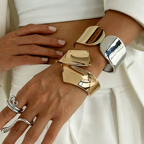 Metal Geometric Snakeshaped Spring Buckle Opening Bracelet For Women With Electroplating Treatment