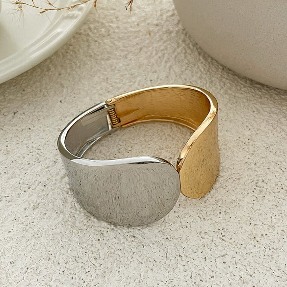 Metal Geometric Snakeshaped Spring Buckle Opening Bracelet For Women With Electroplating Treatment