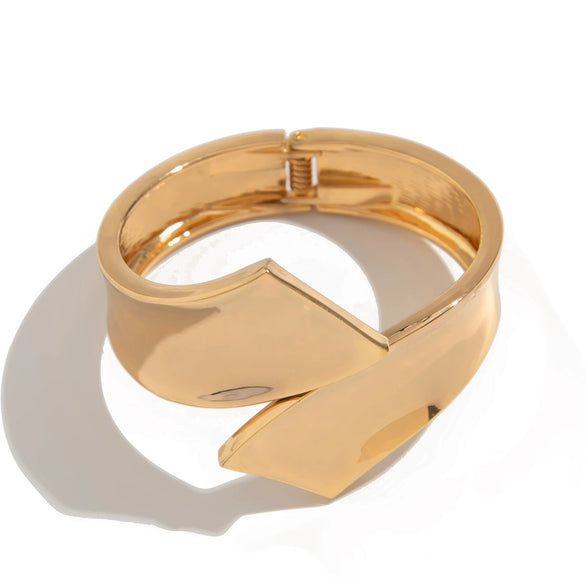 Metal Geometric Snakeshaped Spring Buckle Opening Bracelet For Women With Electroplating Treatment