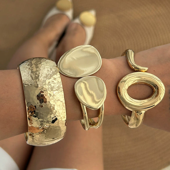 Metal Niche Liquid Metal Beat Pattern Spring Buckle Wide Bracelet With Electroplating