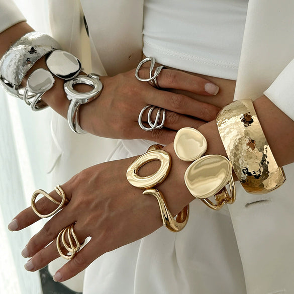 Metal Niche Liquid Metal Beat Pattern Spring Buckle Wide Bracelet With Electroplating