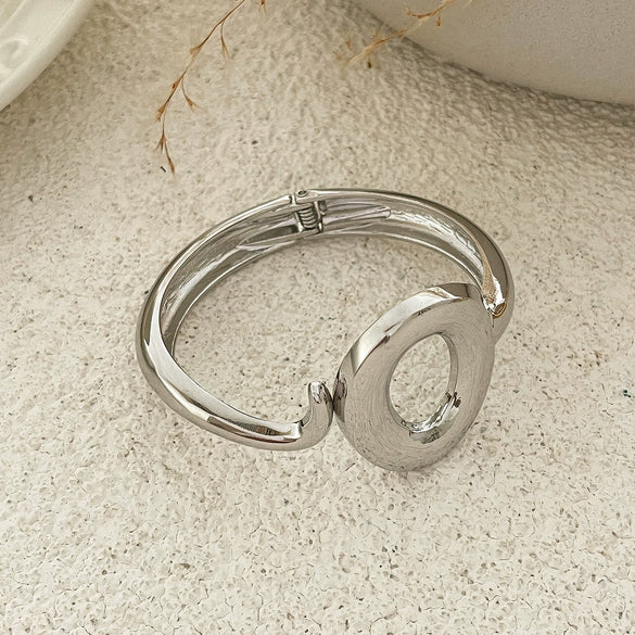 Metal Niche Liquid Metal Beat Pattern Spring Buckle Wide Bracelet With Electroplating