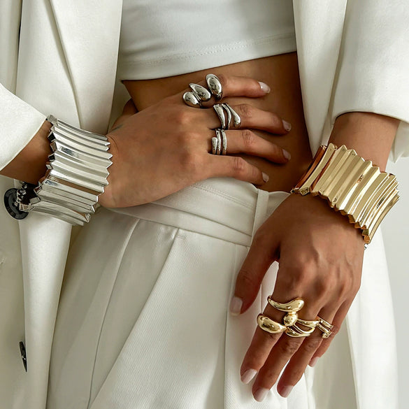 Metal Punk Style Vertical Pattern Spring Bracelet For Women With Electroplating