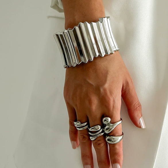 Metal Punk Style Vertical Pattern Spring Bracelet For Women With Electroplating