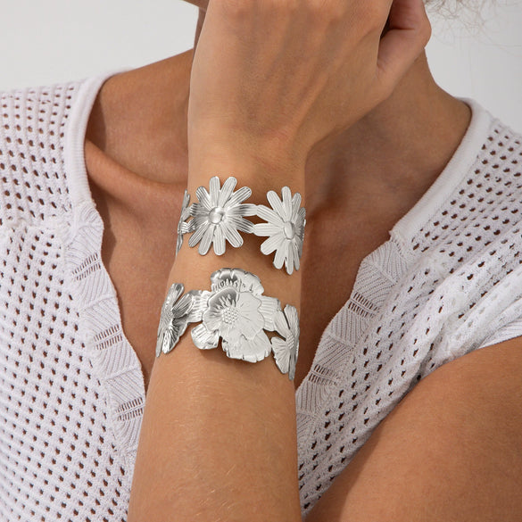 Metal Retro Exaggerated Flower Open Bracelet For Women With Electroplating