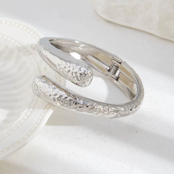 Metal Water Drop Hug Open Spring Bracelet With Knocking Pattern For Women Electroplated Simple Style