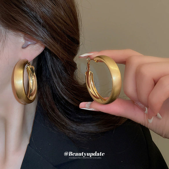 Metal Wide Ear Ring Geometric Style Real Gold Electroplated Wiredrawing For Women