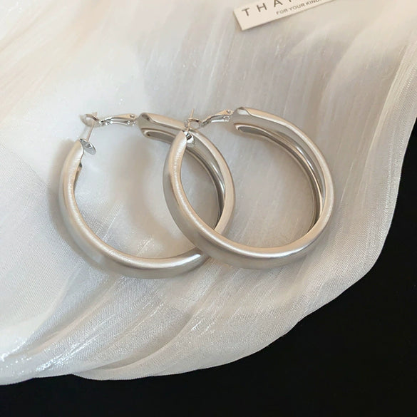 Metal Wide Ear Ring Geometric Style Real Gold Electroplated Wiredrawing For Women