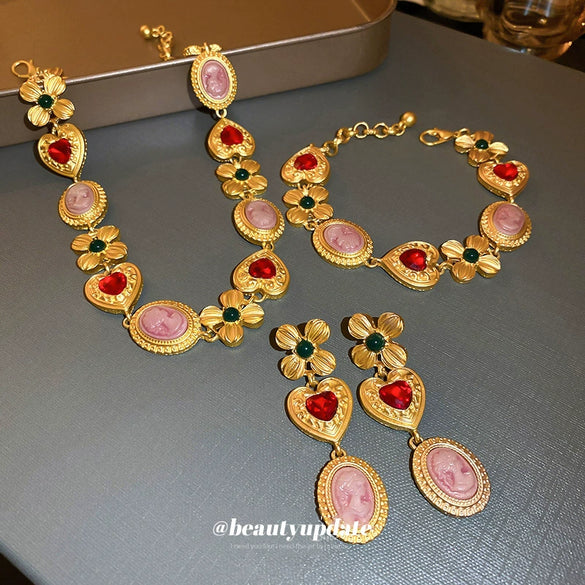 Mid Ancient Style Flower Portrait Diamond Necklace For Women Made Of Copper With Diamond Treatment Featuring A Love Themed Pendant And A Clavicle Chain Design