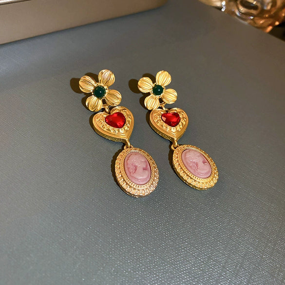 Mid Ancient Style Flower Portrait Diamond Necklace For Women Made Of Copper With Diamond Treatment Featuring A Love Themed Pendant And A Clavicle Chain Design