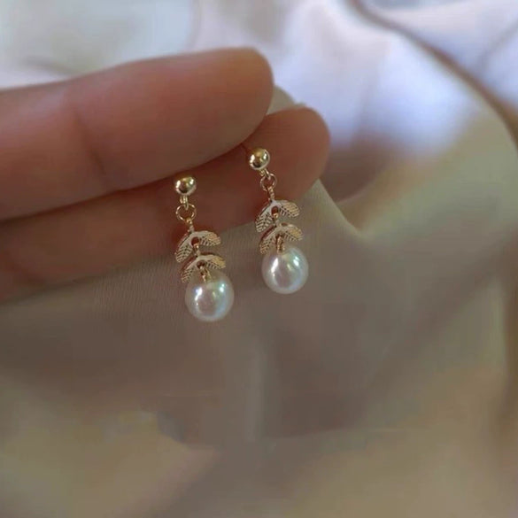 Minimalist Women's Earrings With Natural Freshwater Pearls And Imported 14K Gold In Droplet Shape