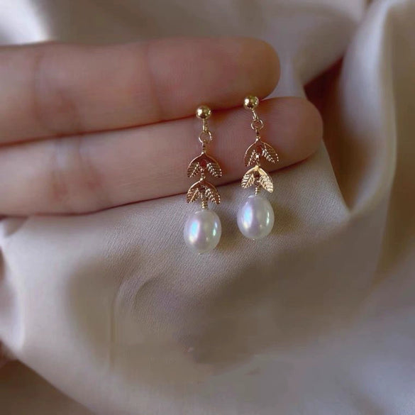 Minimalist Women's Earrings With Natural Freshwater Pearls And Imported 14K Gold In Droplet Shape
