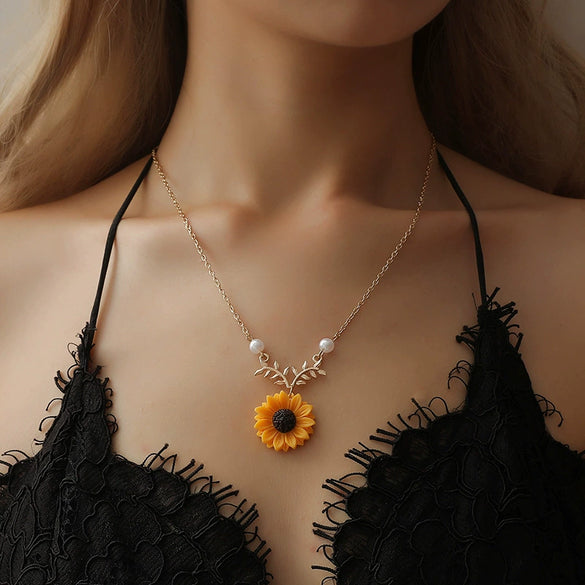 New Creative Jewelry  Jewelry Pearl Sunflower Necklace Female Elegant Fashion Sunflower Pendant