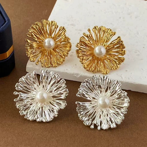 Oversized Hollow Geometric Statement Earrings In Electroplated Alloy With A Retro Floral Design And Minimalist Finish