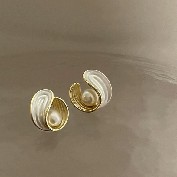 Pearl Round Geometric Alloy Earrings For Women With Gold Electroplated Silver Needle Light Luxury Retro Elegant All Match Design