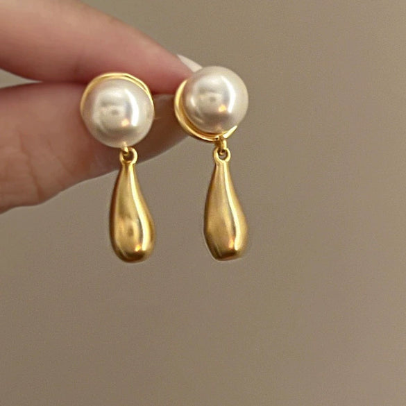 Pearl Round Geometric Alloy Earrings For Women With Gold Electroplated Silver Needle Light Luxury Retro Elegant All Match Design