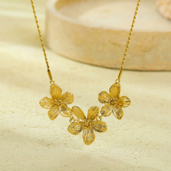 Pleated Flower Pendant Necklace Stainless Steel Electroplating For Women