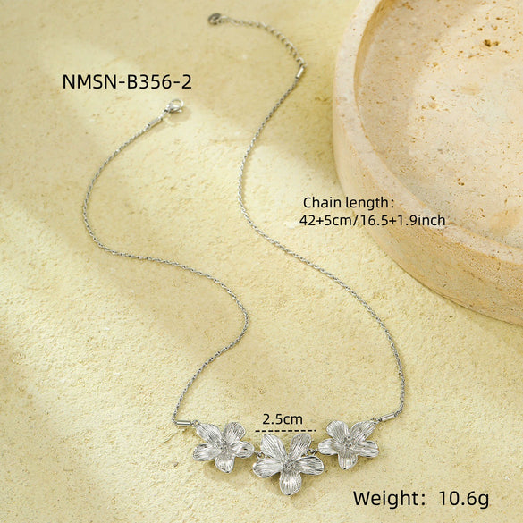 Pleated Flower Pendant Necklace Stainless Steel Electroplating For Women