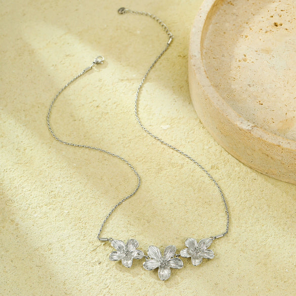 Pleated Flower Pendant Necklace Stainless Steel Electroplating For Women