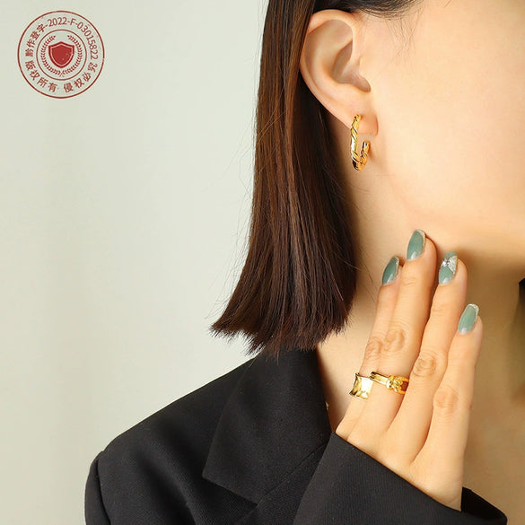 Popular Elegant C Shaped Twist Titanium Steel Gold Plated Earrings For Hot Girls