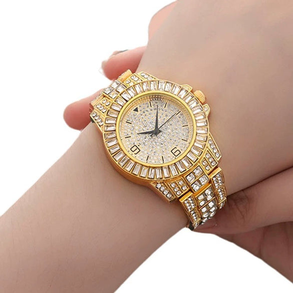 Popular Fashion Metal Women's Quartz Watch With Diamond Encrusted And Round Dial