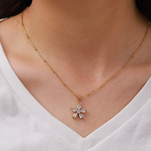 Popular Flower Necklace 18K Gold Plated Stainless Steel Five Petal Flower Pendant For Women With Geometric Styling And Electroplating