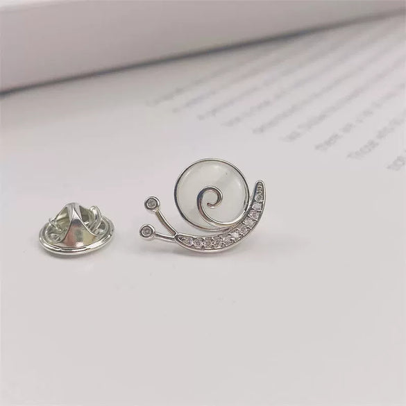 Retro Blue Crystal Alloy Antirunning Light Buckle Brooch With Flower Pattern Electroplated For Women