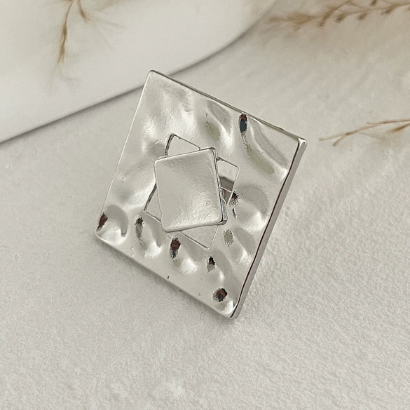 Retro Distressed Metal Round Ring With Geometric And Flower Pattern Electroplated