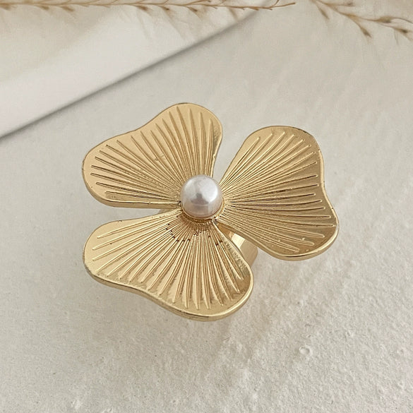 Retro Distressed Metal Round Ring With Geometric And Flower Pattern Electroplated